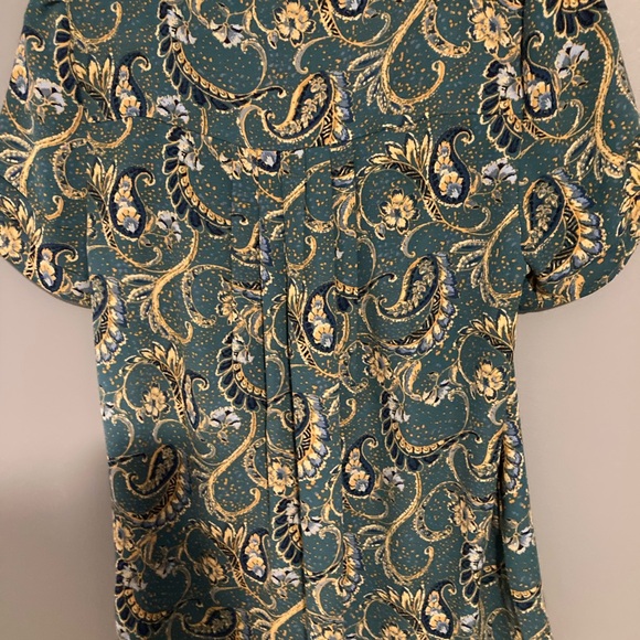 Beautiful cap sleeve silky blouse.Light and airy.Several pleats and tucks. Cute! - Picture 3 of 8